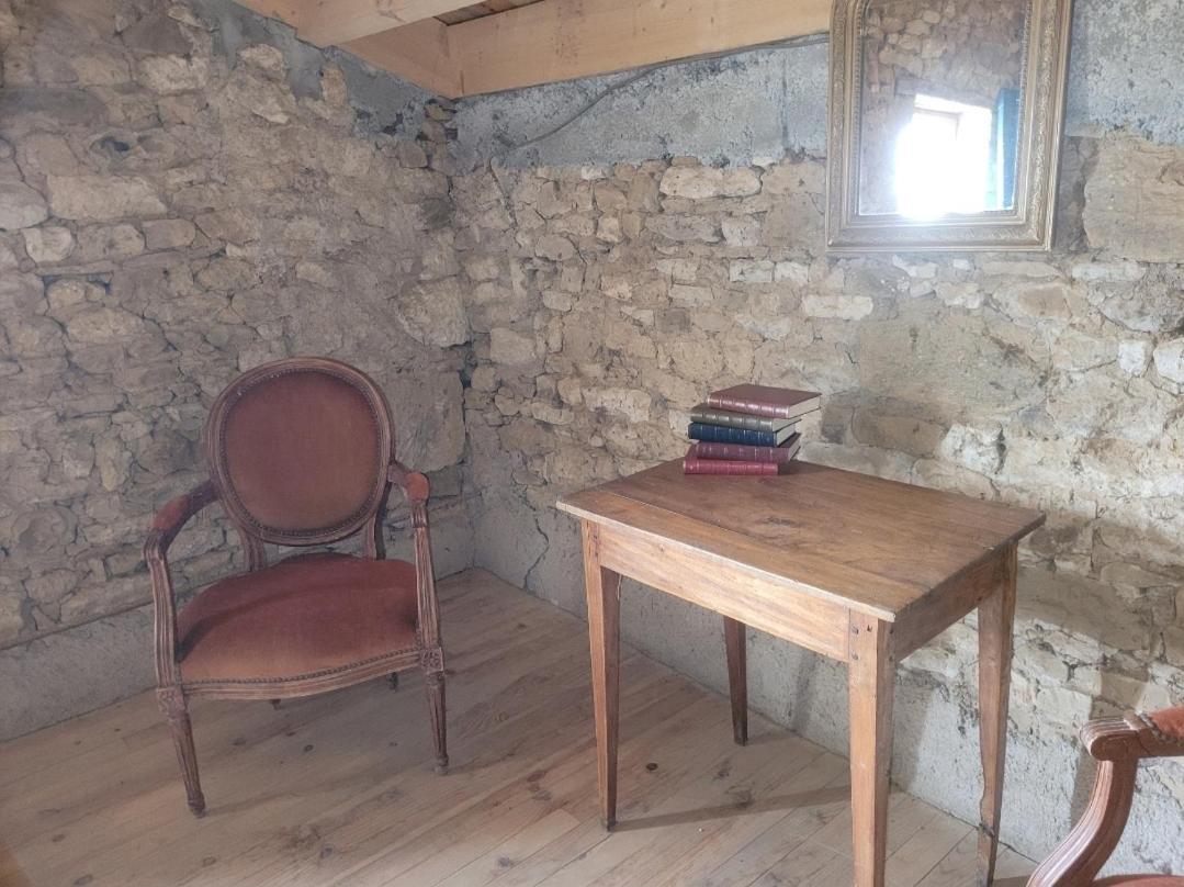 Nuit Insolite, Chambre Au Dessus D'Une Etable La Chapelle-Themer Exterior foto